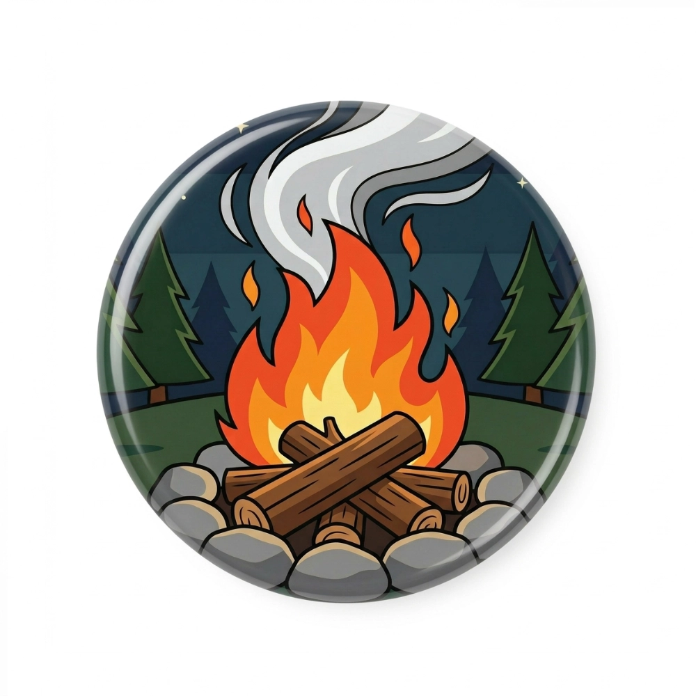 Przypinka turystyczna ognisko w lesie.webp